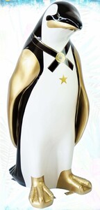 Casa Padrino XXL Deko Skulptur Pinguin Wei� / Schwarz / Gold H. 170 cm