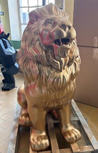 Casa Padrino XXL Deko Skulptur L�we Gold H. 143 cm - Garten Deko Figur