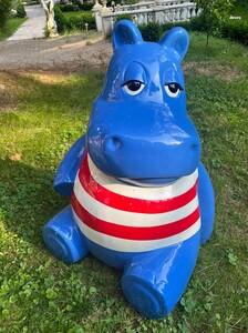 Casa Padrino XXL Deko Skulptur Nilpferd Blau / Creme / Rot H. 100 cm - Deko Figur