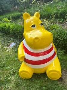 Casa Padrino XXL Deko Skulptur Nilpferd Gelb / Wei� / Rot H. 100 cm - Deko Figur