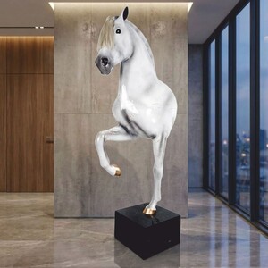 Casa Padrino XXL Deko Skulptur Pferd auf Sockel Wei� / Schwarz H. 255 cm