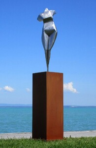 Casa Padrino XXL Garten Deko Metall Skulptur Frau auf S�ule Silber / Rost H. 205 cm