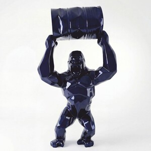 Casa Padrino XXL Garten Deko Skulptur Gorilla mit Fass Metallic Blau H. 250 cm