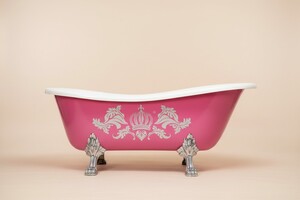 Pomp��s by Casa Padrino Luxus Badewanne Deluxe freistehend von Harald Gl��ckler Pink / Silber / Wei� 1560mm mit silberfarbenen L�wenf�ssen