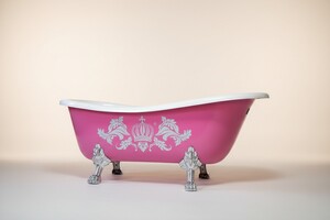 Pomp��s by Casa Padrino Luxus Badewanne freistehend von Harald Gl��ckler Pink / Silber / Wei� 1695mm mit silberfarbenen L�wenf�ssen -AUSSTELLUNGST�CK-