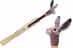 Schuhanzieher mit Hase - Buchenholz-Stange, Schaufel aus ABS, Griff aus Emailliertem Messing - Handmade in Italy
