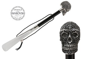 Schuhanzieher mit Swarovski� Totenkopf - Buchenholz-Stange, Schaufel aus ABS, Griff mit Swarovski�-Kristallen - Handmade in Italy