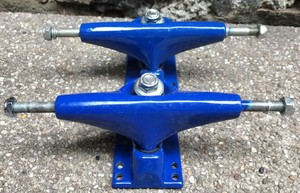 V-Skateboard Achsen Set Blau 7.5 inch - Lagerware mit leichten Kratzern