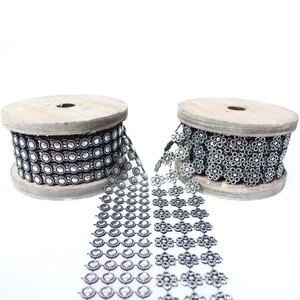 2m Zierband B3cm Vasenverzierung Bord�re Nieten/Blumen Pailletten silber