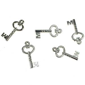 360 Schl�ssel mini silber ca.2,5x1,2cm Streu Deko Kunststoff Anh�nger Hochzeit