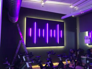 Bild: Fitness Studio mit Violette Leuchtstbe auf schwarzem Grund mit LED Umrandung -#5859