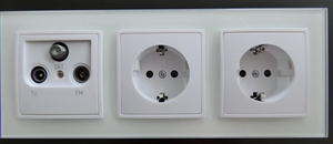 8296 Abelka Nuovo wei� GLAS 2xSchutzkontakt Steckdose 1xAntennen Dose