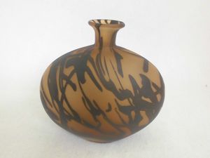 Design Vase Dekovase Rundvase Designvase braun mit schwarzen Designstreifen 20cm