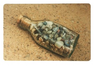 Schreibtischunterlage Motiv: Flaschenpost mit Muscheln im Sand 40 x 60 cm abwischbar 