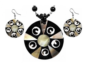 Set aus Hals-Kette und Ohrringen mit Muscheln