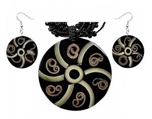 Set aus Hals-Kette und Ohrringen mit Bambus