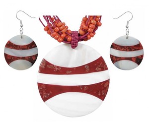 Set aus Hals-Kette und Ohrringen mit Muschel