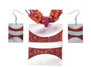 Set aus Hals-Kette und Ohrringen mit Muschel