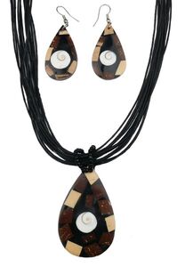 Set aus Hals-Kette und Ohrringen 