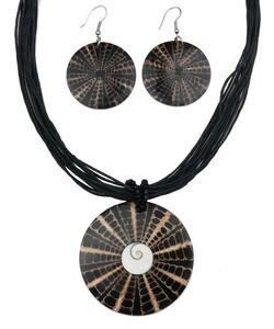 Set aus Hals-Kette und Ohrringen 