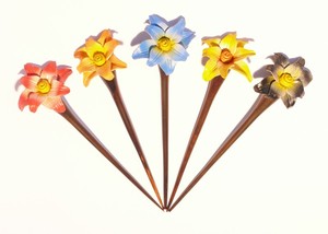 1 x Haarnadel aus Holz mit bunter Blume, Haarschmuck