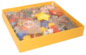 Ketten-Bastel-Set aus Indien mit Glasperlen, Holzperlen und Nylonschnur