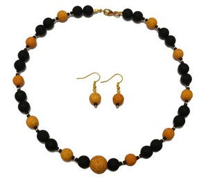 Set aus Halskette mit Polarisperlen und Lavaperlen und passenden Ohrringen