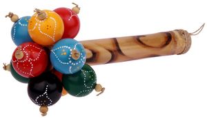 Rassel mit 10 bunten Kugeln, Griff aus Bambus, Rattan und Sisalschnur, ca. 25 cm