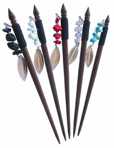 1 x Haarnadel aus Holz mit bunten Steinen