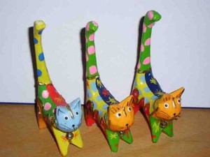 Kleine Katzen aus Holz im 3er-Set, handgefertigt und handbemalt