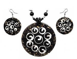 Set aus Hals-Kette und Ohrringen mit Muscheln