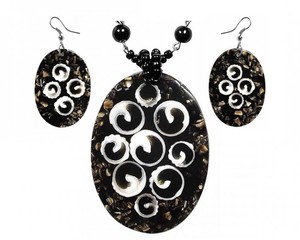 Set aus Hals-Kette und Ohrringen mit Muscheln