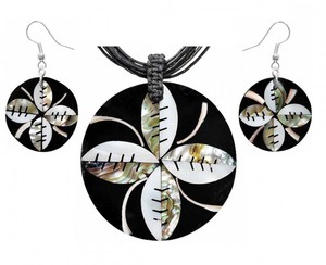 Set aus Hals-Kette und Ohrringen mit Muscheln