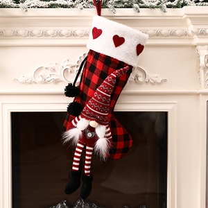 Weihnachtssocke mit Wichtel Zwerg Puppe Mtze Rot Schwarz Geschenk Herz Weihnachten Dekoration Christmas 