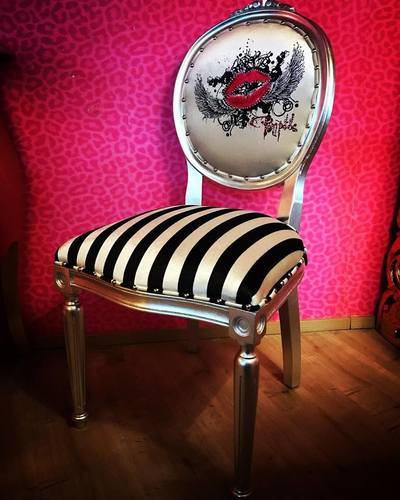 Pomp��s by Casa Padrino Luxus Barock Esszimmer Stuhl Schwarz / Wei� Streifen / Silber - Pink Lips - Pomp��ser Barock Stuhl designed by Harald Gl��ckler