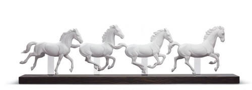 Casa Padrino Luxus Porzellan Skulptur Galoppierende Pferde Wei� / Schwarz 81 x H. 23 cm - Luxus Kollektion
