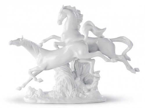 Casa Padrino Luxus Porzellan Skulptur Springende Pferde Wei� 38 x H. 30 cm - Luxus Kollektion
