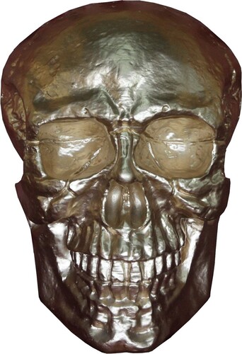 Casa Padrino Skulptur Totenkopf Skull Gold B. 30 cm H. 43 cm - Deko Figur - Wanddeko