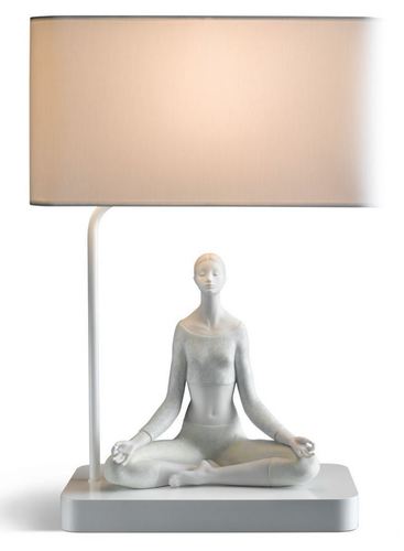 Casa Padrino Luxus Tischleuchte Grau / Wei� 38 x 20 x H. 54 cm - Designer Tischlampe mit dekorativer Yoga Porzellan Figur 
