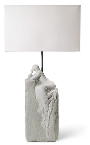 Casa Padrino Luxus Tischleuchte Grau / Wei 30 x 20 x H. 57 cm - Designer Tischlampe mit hangefertigter Porzellan Skulptur einer meditierender Frau Mod2