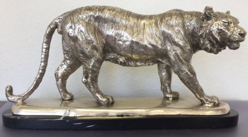 Casa Padrino Bronzefigur Tiger auf Marmorsockel Silber / Schwarz 48 x 14 x H. 25 cm - Luxus Deko Figur