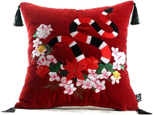 Casa Padrino Luxus Deko Kissen mit Troddeln Snake Rot / Mehrfarbig 45 x 45 cm - Feinster Samtstoff - Luxus Qualit�t