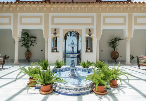 Casa Padrino Luxus Jugendstil Springbrunnen Wei� / Blau 300 x 300 x H. 155 cm - Handgefertigter & Handbemalter Keramik Gartenbrunnen - Barock & Jugendstil Garten Deko Accessoires