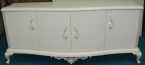 Casa Padrino Luxus Barock Massivholz Sideboard Matt Wei� / Beige - Handgefertigter Massivholz Schrank mit 4 T�ren - Luxus Barock M�bel - Wohnzimmer M�bel im Barockstil - Barock Einrichtung