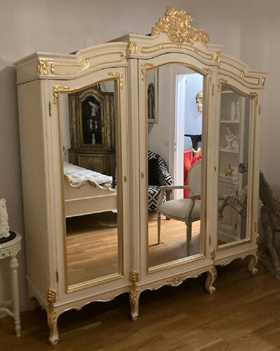 Casa Padrino Barock Schlafzimmerschrank mit 3 verspiegelten T�ren Creme / Gold - Verspiegelter Massivholz Kleiderschrank - Schlafzimmer M�bel im Barockstil - Barock M�bel - Edel & Prunkvoll