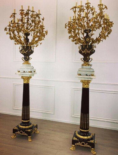 Casa Padrino Barock Tisch Kronleuchter Set mit S�ulen Schwarz / Gold / Wei� - Prunkvolle Barockstil Deko S�ulen mit Kronleuchter - Barock Deko Accessoires - Barock M�bel - Edel & Prunkvoll