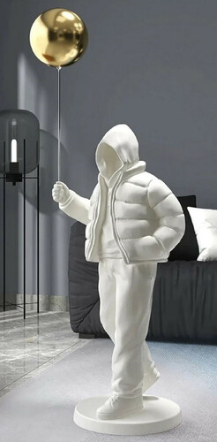 Casa Padrino Luxus Designer XXL Deko Skulptur Junge mit Luftballon Wei� / Gold H. 68 cm - XXL Kunstharz Deko Figur - Wohnzimmer Deko - Luxus Designer Deko Accessoires - Luxus Qualit�t