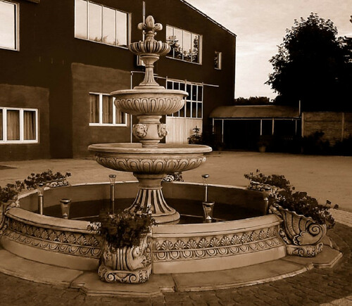 Casa Padrino Barock Garten Deko Springbrunnen Grau  545 x H. 280 cm - Prunkvoller Gartenbrunnen im Barockstil - Stein Brunnen mit Umrandung - Barock Garten & Terrassen Deko Accessoires