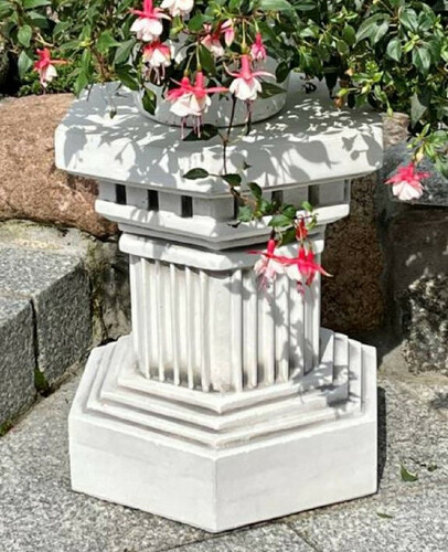 Casa Padrino Barock Garten Deko S�ule Wei� / Grau 40 x 40 x H. 43 cm - Antik Stil Stein S�ule - Prunkvolle Gartens�ule - Barock Garten & Terrassen Deko Accessoires - Gartendeko im Barockstil