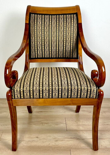 Casa Padrino Luxus Biedermeier Esszimmer Stuhl mit Armlehnen und Streifen Braun / Beige / Schwarz 60 x H. 95 cm - Massivholz K�chen Stuhl - Massivholz Esszimmer M�bel - Biedermeier Esszimmer M�bel